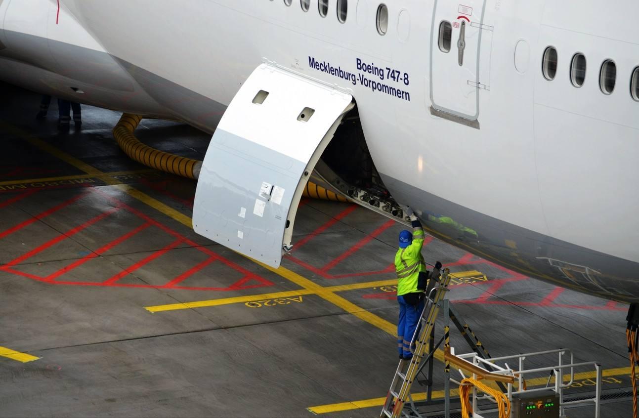 九元航空事故原因,飞机出现事故紧急迫降成功