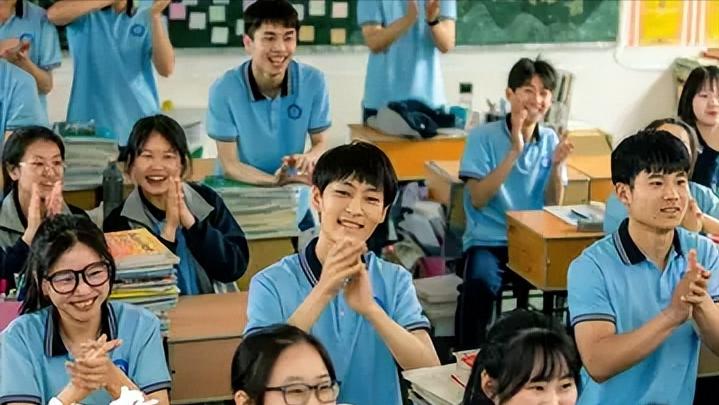 高考百日誓师女孩被网暴,被骂惨的高三誓师女孩