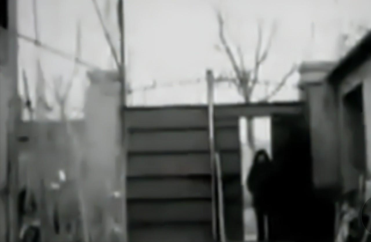 08年,河北女孩“瘫痪”卧床20年,姐姐安上监控后,戳穿多年*局骗**