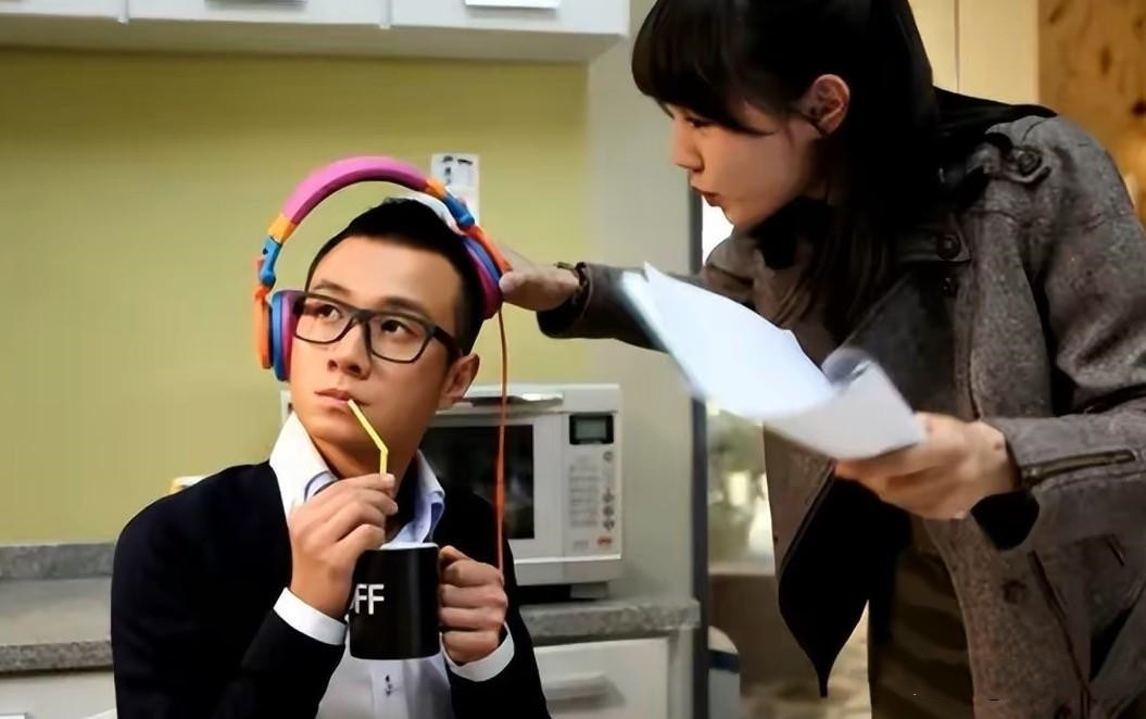 助理伺候明星捏脚,助理伺候明星跪下打伞