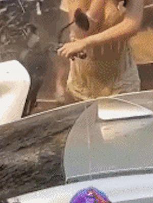 趁着泼水节公然对女生进行骚扰！向女生私密部位喷水还撕扯衣服