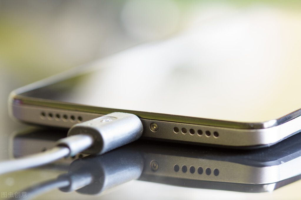 苹果手机充电有触电感觉,给手机充电有震动