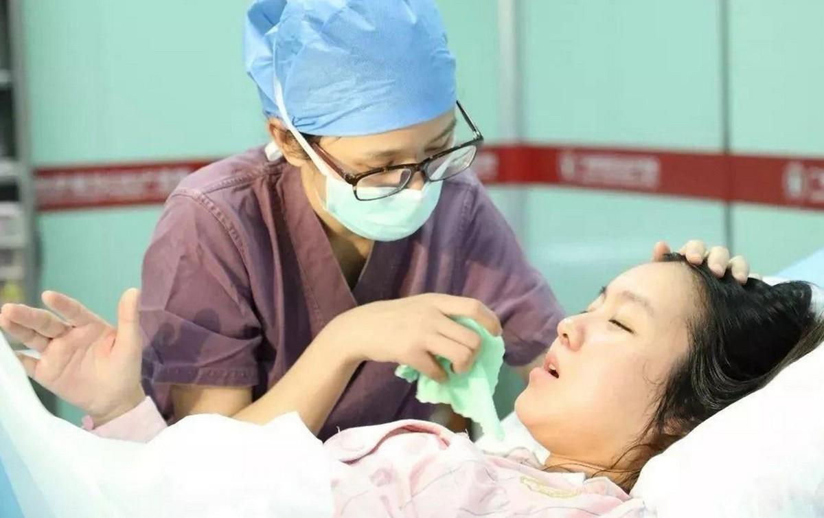 孩子出生时护士通知是男孩,孩子出生后护士问要抱孩子吗