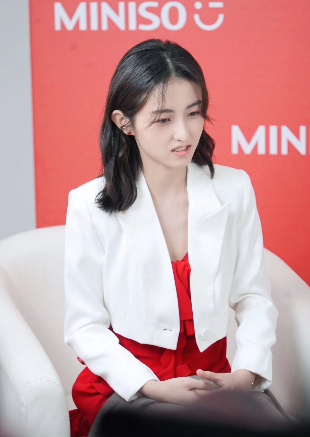 张子枫穿吊带裙秀成熟气质,张子枫荷叶边视频