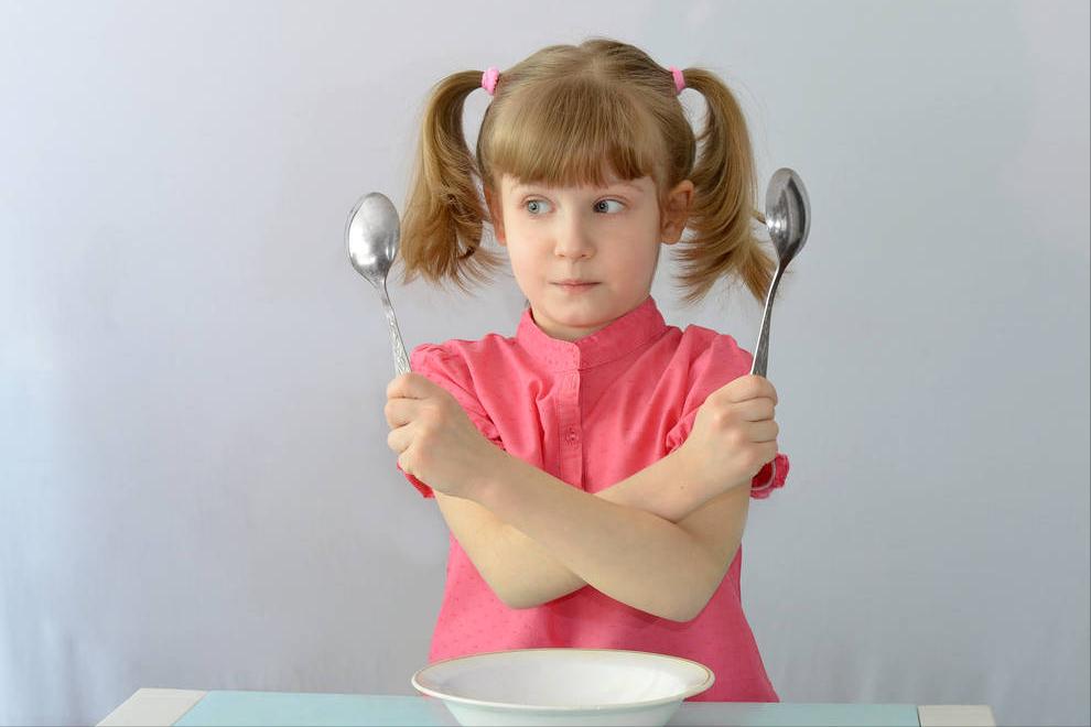 宝宝天生左撇子，到底要不要纠正，听听“神经科医生”怎么说