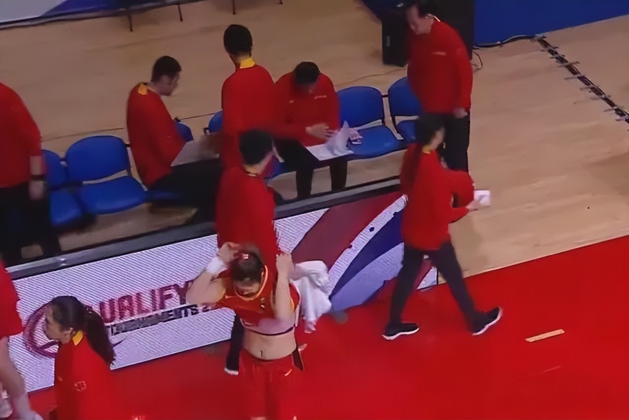 李梦场上换球衣视频是真的吗,李梦场边更换球衣视频