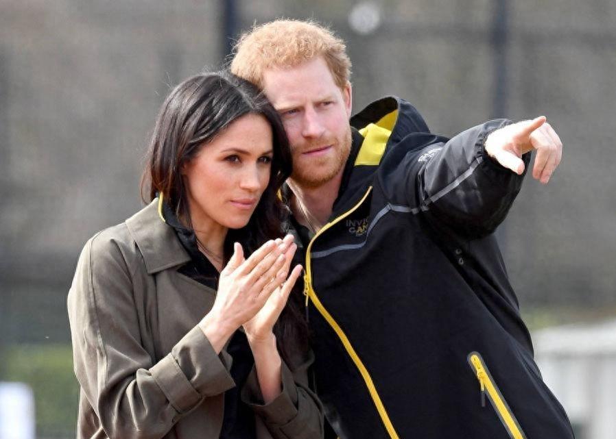 1992年,英国王室曝出丑闻:37岁富商吮吸着33岁王妃的脚趾