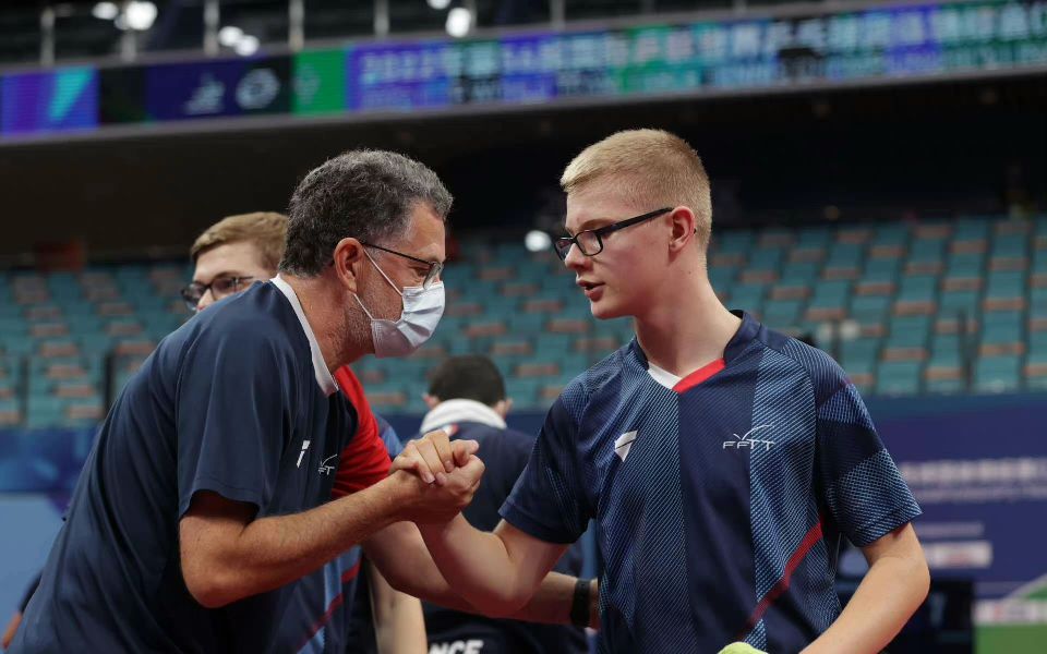 乒乓球世青赛林诗栋最新结果,国乒20岁小将4-0劲敌世青赛三冠王