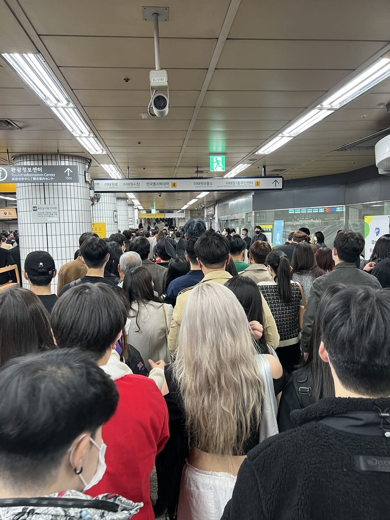 留学生亲历韩国*踏事踩**故：被压1小时才被救出，看到有父亲将四五岁孩子拼命递出人群，将是此生难忘噩梦