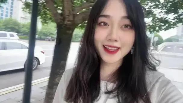 她夹子音和我说话，让我冲动奔现…