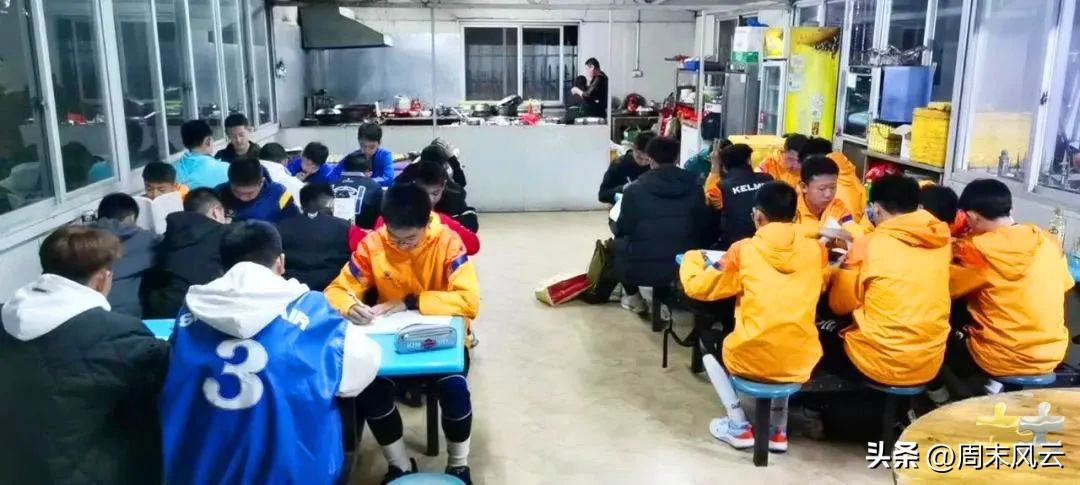 合理安排足球训练的时间与强度保证学生文化课学习足球训练两不误