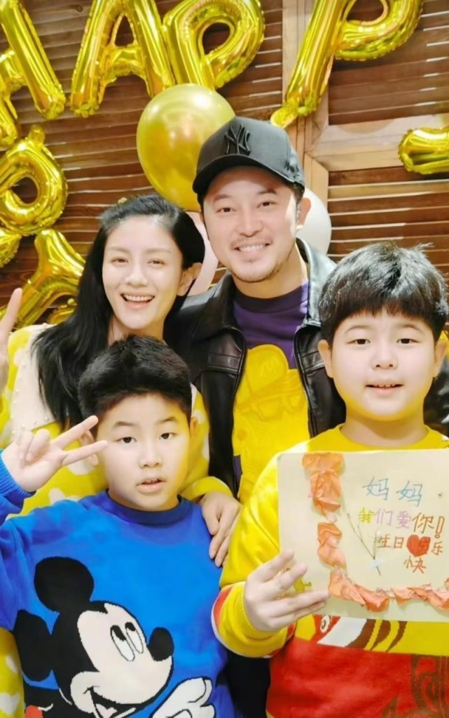 沙溢胡可全家福曝光！夫妻同框似父女，9岁儿子胖到认不出恐长残