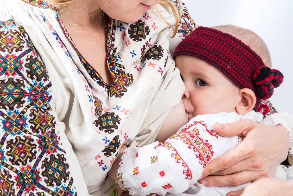 太不体面了！公共场合居然撩起衣服给ta喂奶？