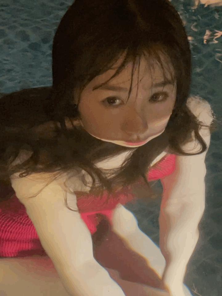 女明星晒泳装照引质疑,明星泳装照引热议