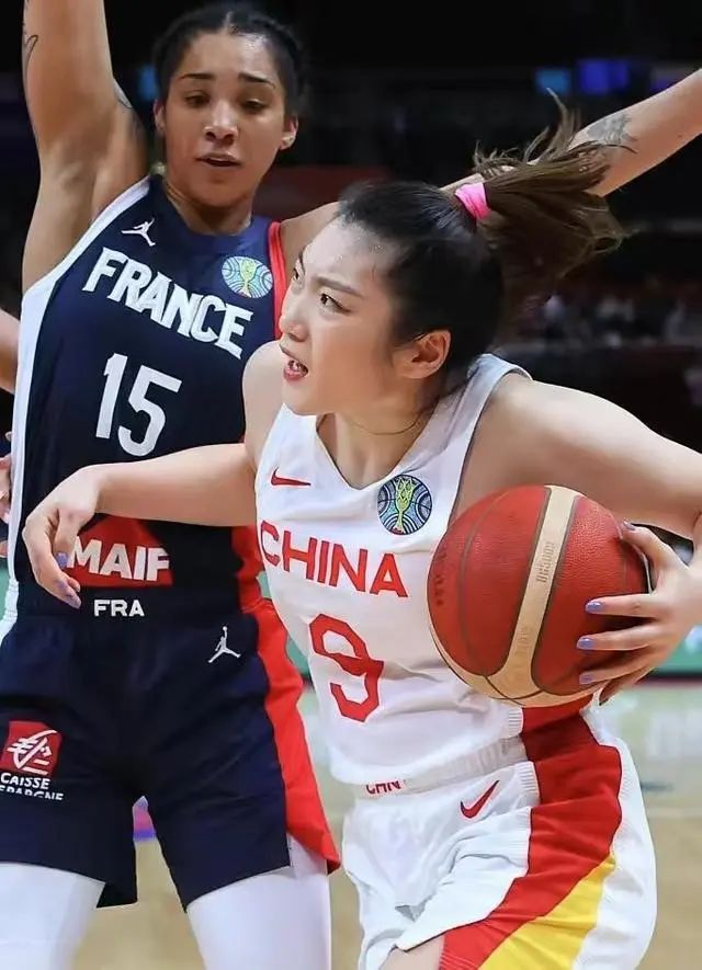 李梦：16岁差点退役，母亲患癌，父亲尿毒症，如今撑起女篮一片天