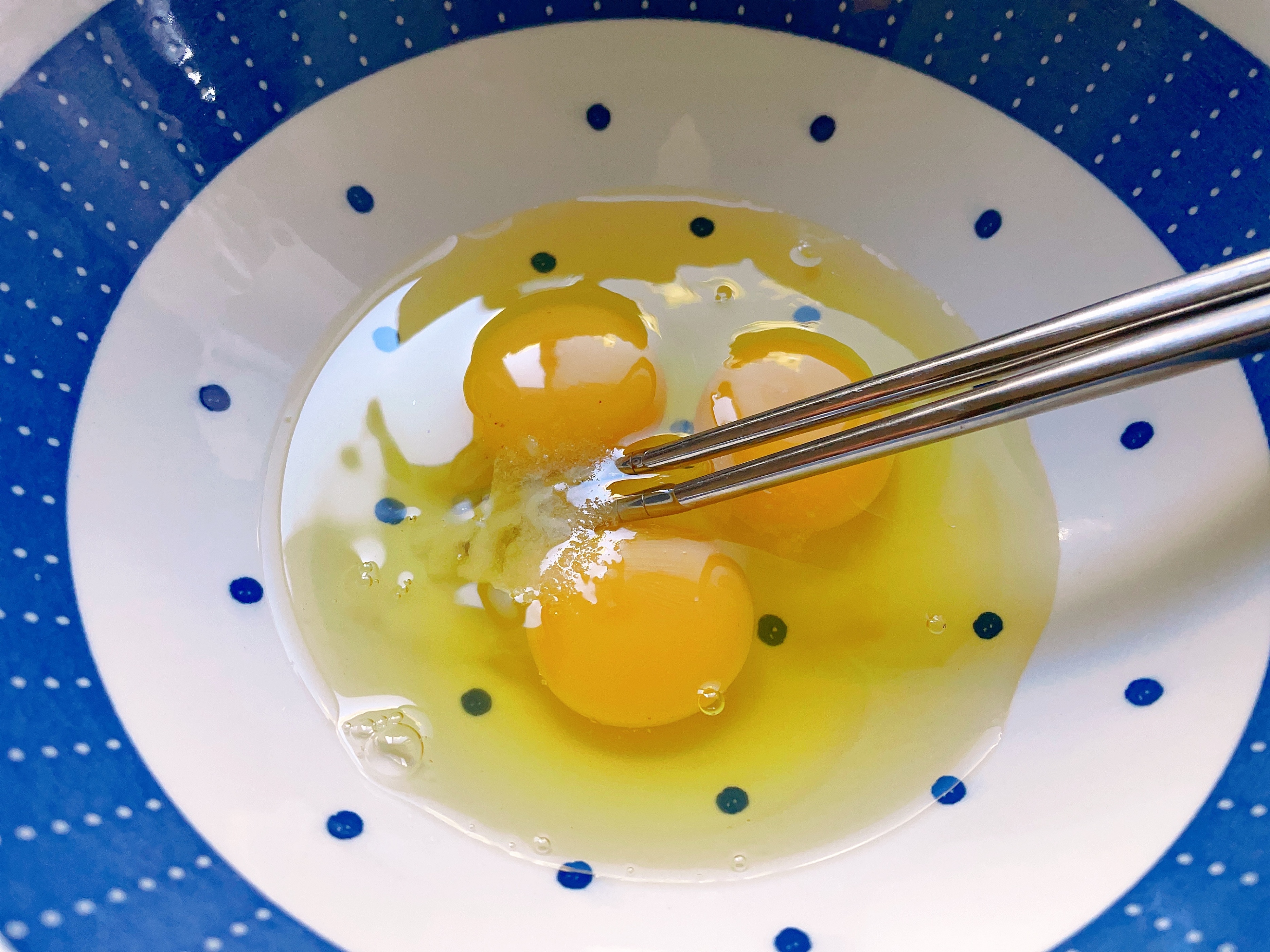 鸡蛋买回直接放冰箱就废了,鸡蛋放冰箱储存的最好方法