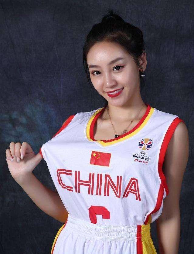 宋小粤和黄逸辉,cba啦啦队黄逸辉vs宋小粤