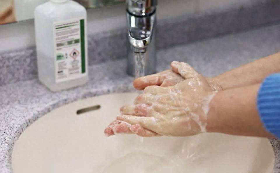 女子身上长虫医生拿镊子治疗,女子体内有蜱虫被医生拿镊子拔出