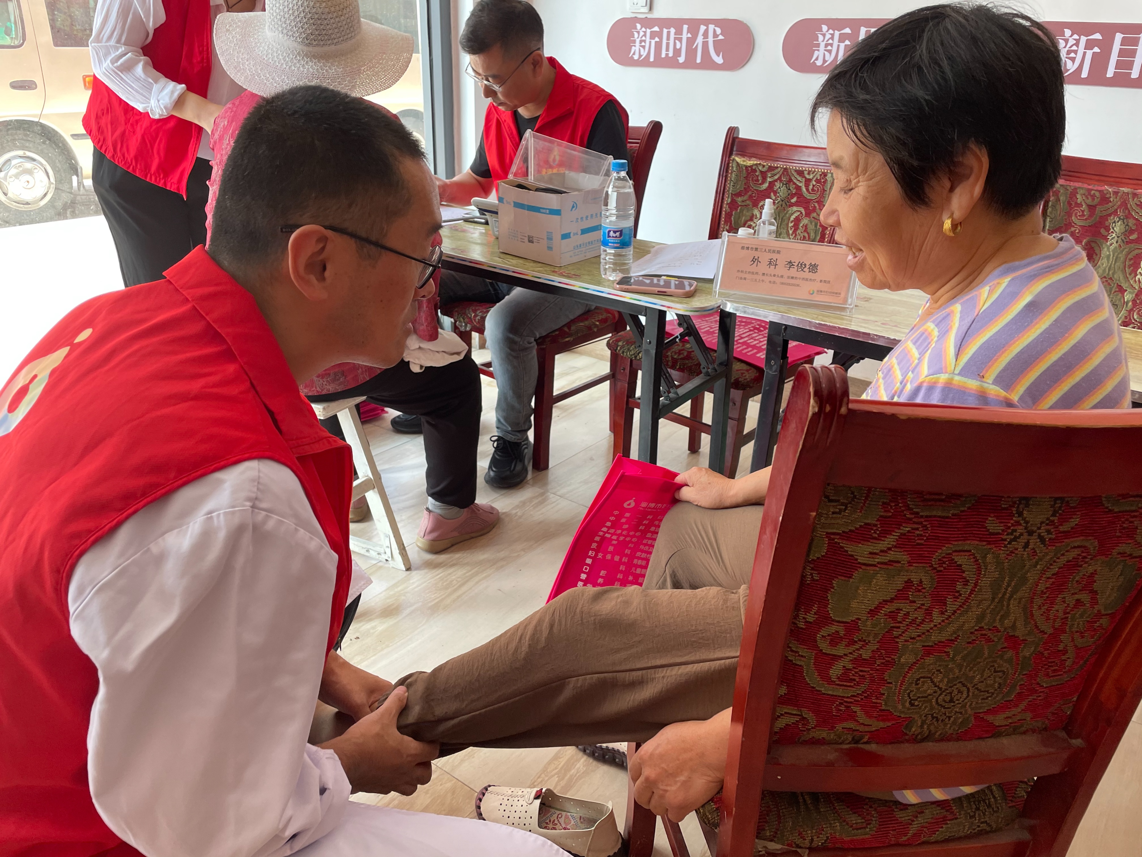 市三院联合宏仁堂“服务百姓健康行动”走进淄川龙泉镇龙二村义诊