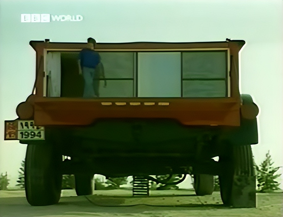 这个专开大车的中东浪子，最近搞了台两层楼高的悍马