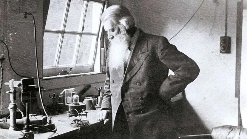 爱迪生之前还有谁发明了灯泡,谁发明了灯泡失败了好多次