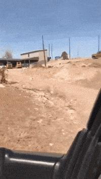 男子为庆祝好基友退伍穿女装迎接,男子庆祝哥们退役