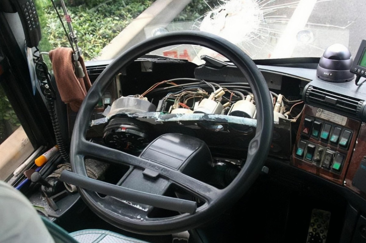 客车司机被铁片击中,公交车司机被铁片击中坚持几秒