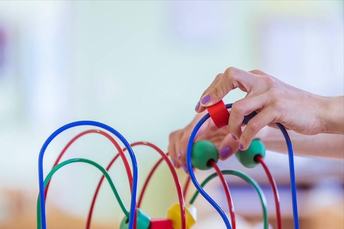 宝宝天生左撇子，到底要不要纠正，听听“神经科医生”怎么说