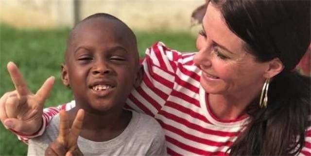 9年过去了，当年的非洲“讨水男孩”，被游客收养后，过得怎么样