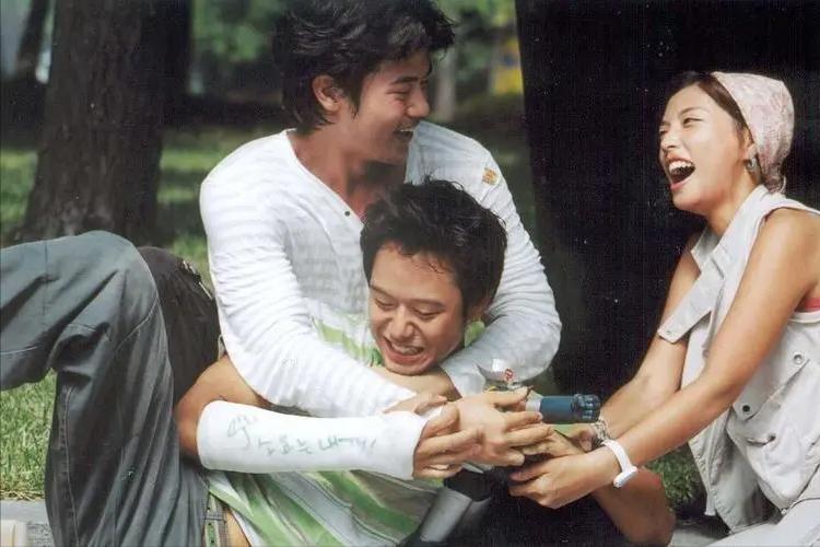 寻求集体认同的救助者，是生与死的过渡性标准，连通众人伦理情感