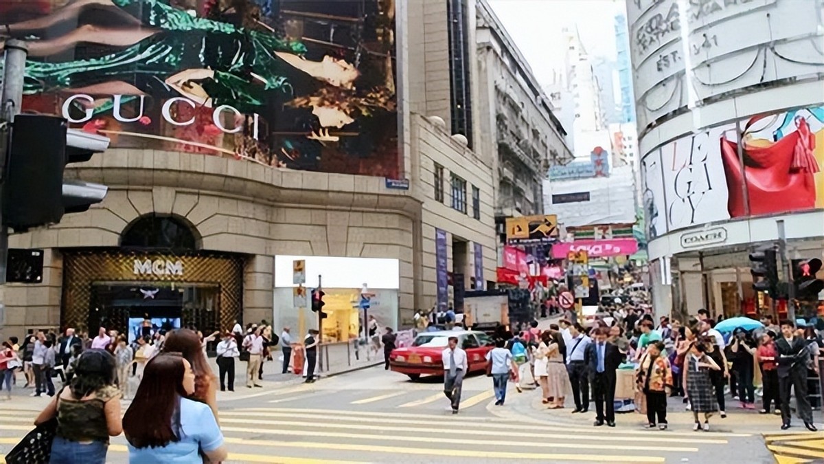 1974年，毛主席指着70岁的*小平邓**说道：香港回归是你们的事情