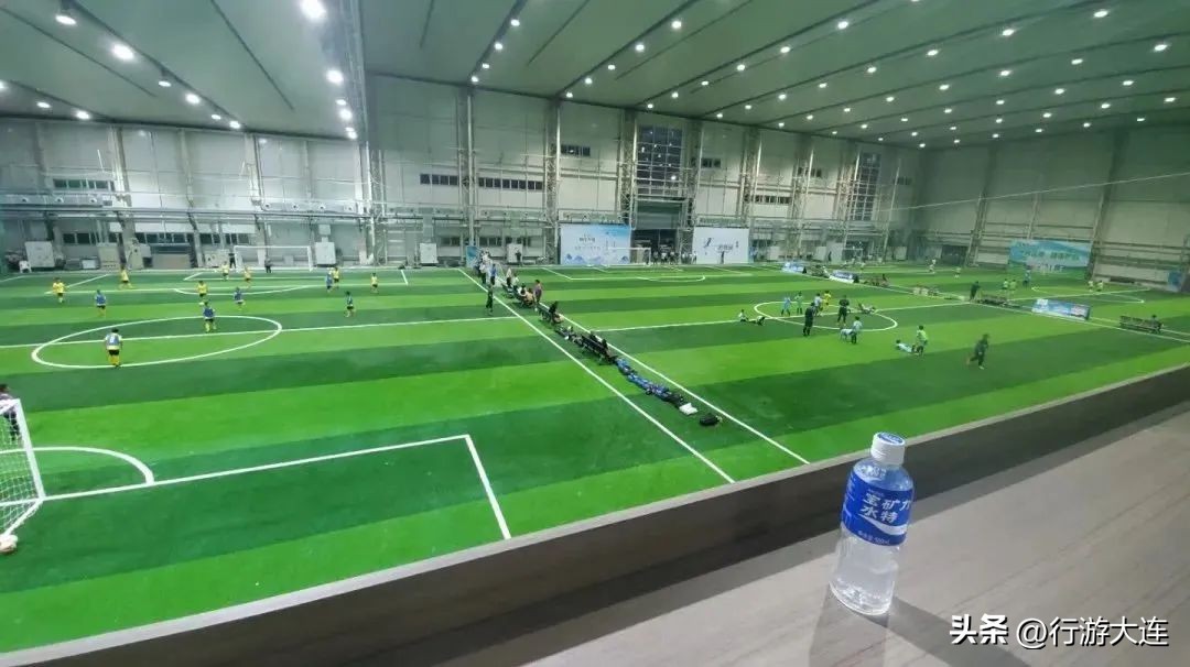 人山人海的足球比赛开场,大连人足球赛事