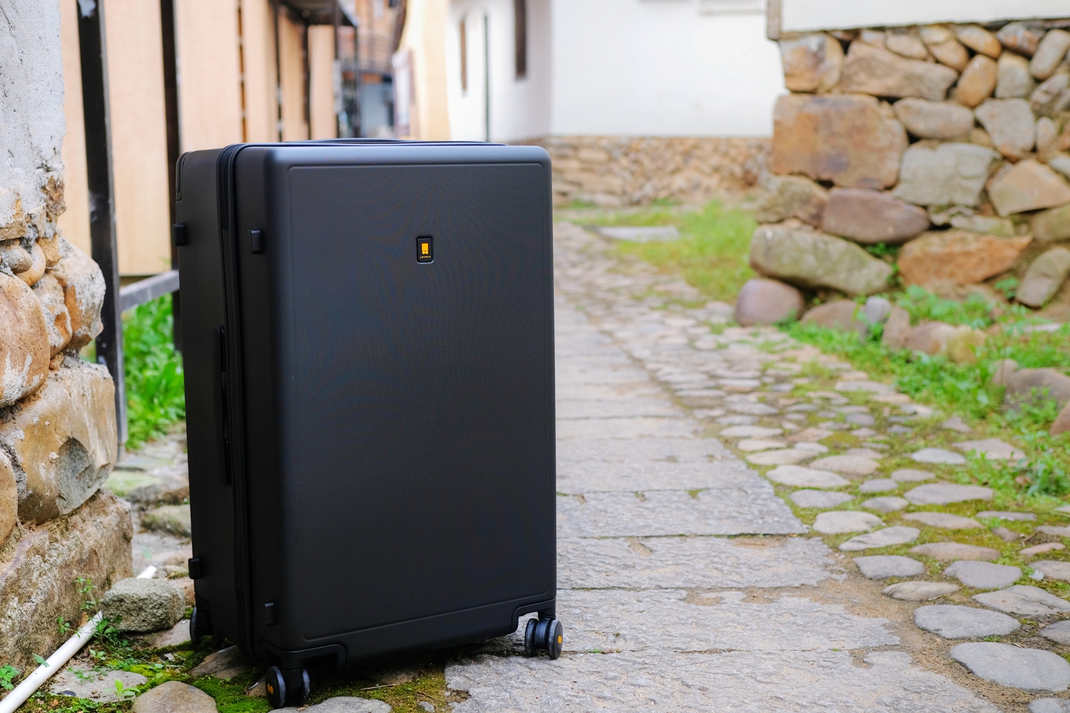 小型行李箱手提实用,重量轻且收纳量大可坐的行李箱