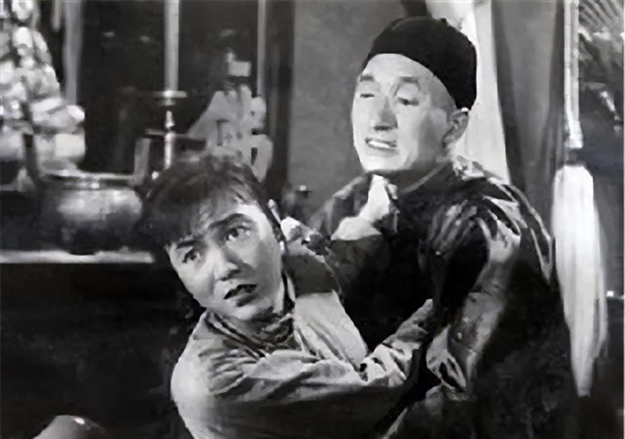 敌人用烧红的火钳从她的阴部直捅到腹腔！英勇牺牲的红军草鞋队长