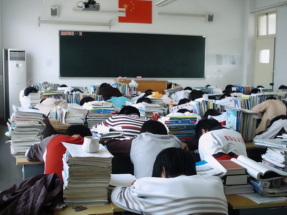 我，大学毕业5年，在餐厅当服务员，月薪2500，成了全村人的笑柄