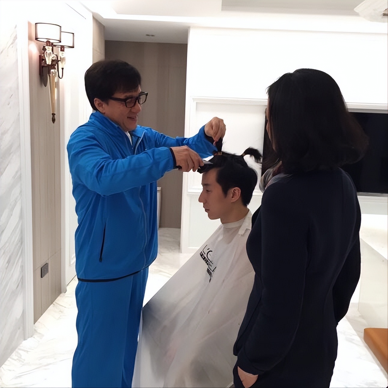 房祖名为违规停车公开道歉,经纪人证其演艺事业停滞,将专注卖酒