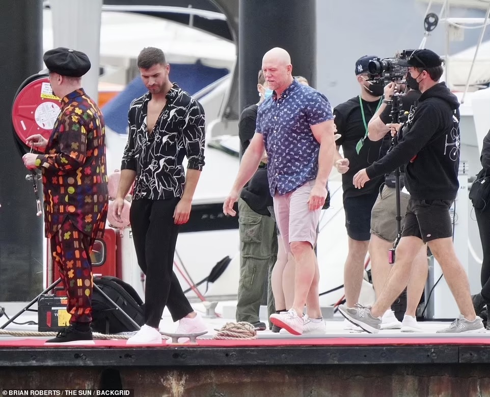 安妮公主的女婿上综艺挣钱，碰触美女敏感部位，公然亲吻前女友？