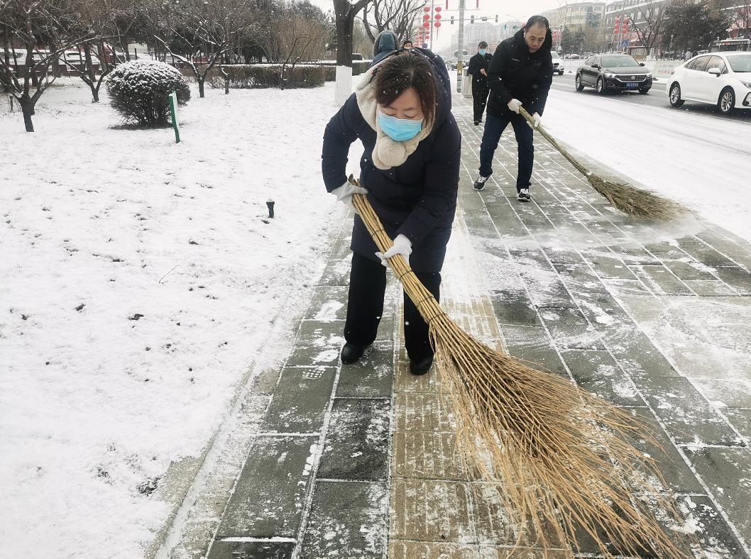 铲冰除雪青年文明号在行动,铲冰除雪鏖战特大桥