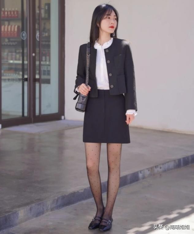 最近火了一种新穿法叫“黑丝+玛丽珍鞋”！难得一见的洋气、高级