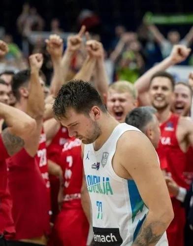 抢断周琦打败东契奇,抢断周琦