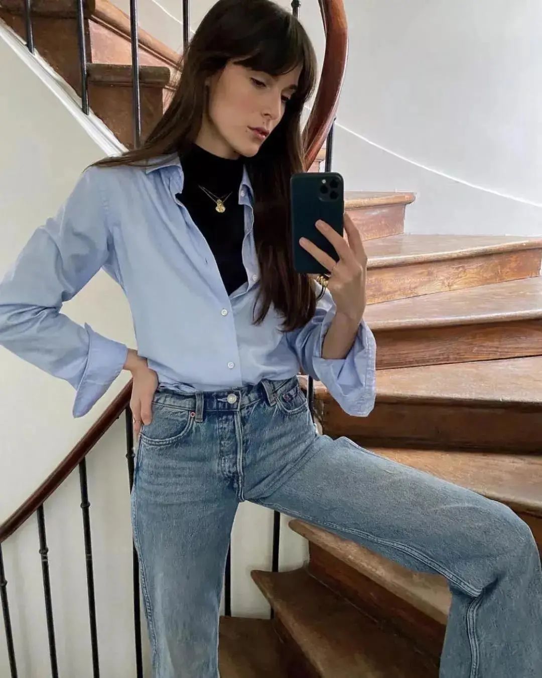 黑色衬衫最新穿搭,衬衫穿在毛衣外面