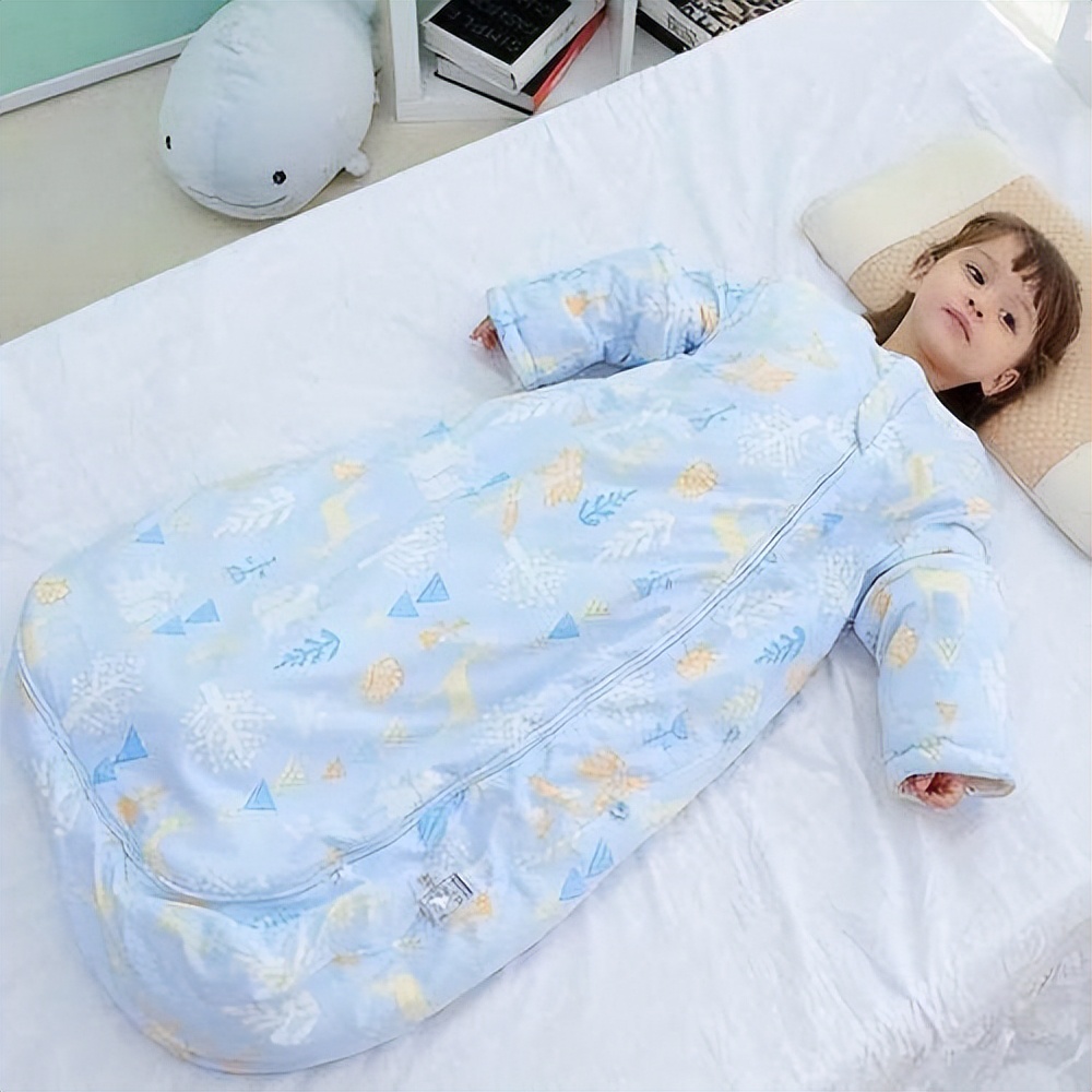 宝宝爱踢被子真的是热吗,孩子老踢被子是真的热吗