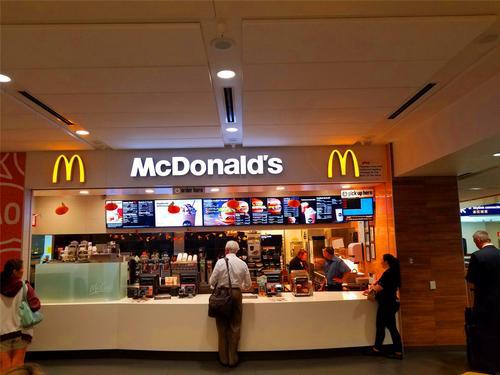 日本女子夜晚街头揽客,日本街头70岁的大妈