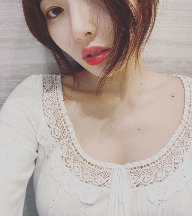 泫雅展现锁骨钉,泫雅晒锁骨钉