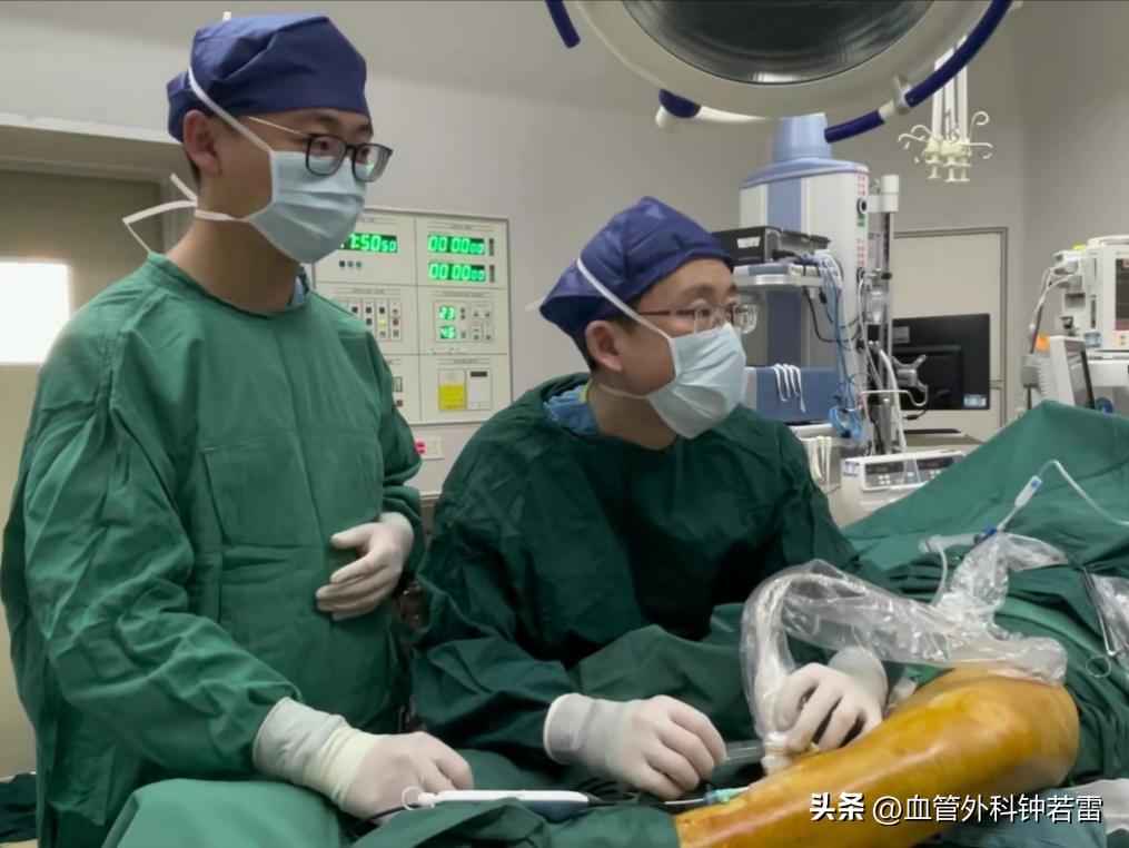 静脉曲张并发血管炎折磨了三代人，联合微创轻松告别“蚯蚓”！
