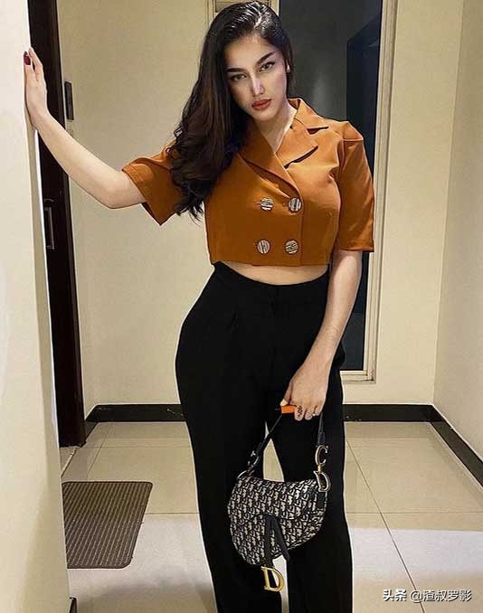 23岁印尼女星*身卖**赚快钱，光着身子在酒店被捕，哭诉都是疫情的祸