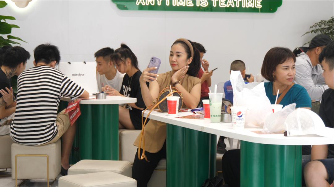 高温冷饮店火爆场面,高温炙烤南亚和东南亚多国