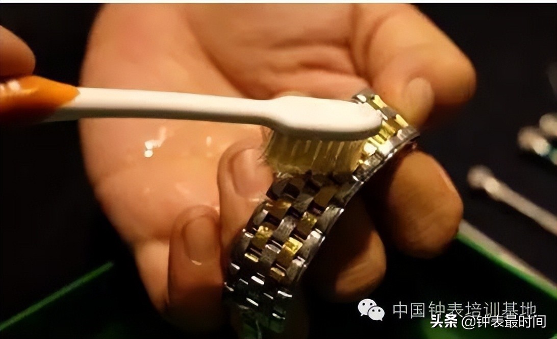 橡胶表带会越戴越松,金属表带3节松4节紧