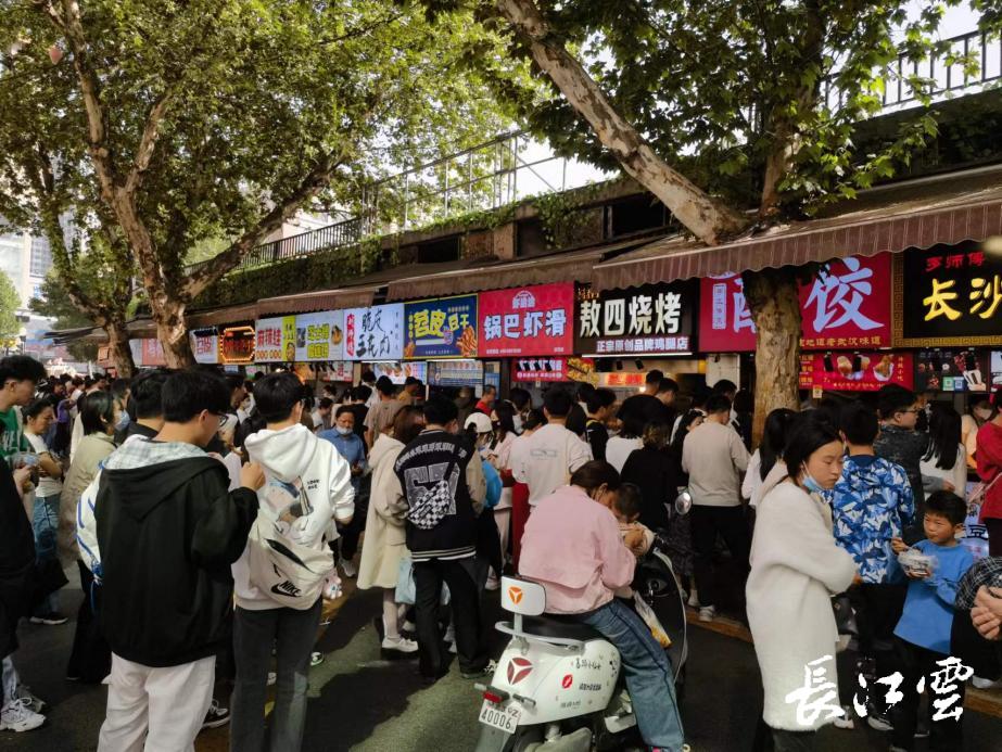 最强评测！我们采访了100位外地游客，“武汉游”能打多少分？