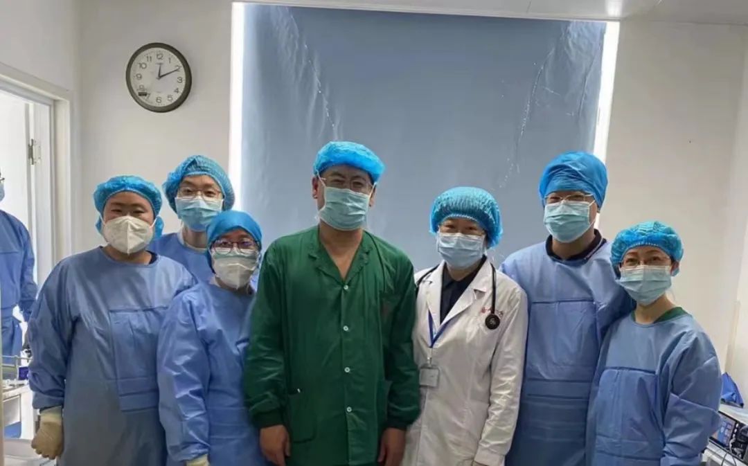 大医一院在我市率先完成覆膜*弹子**头支架置入治疗支气管胸膜瘘